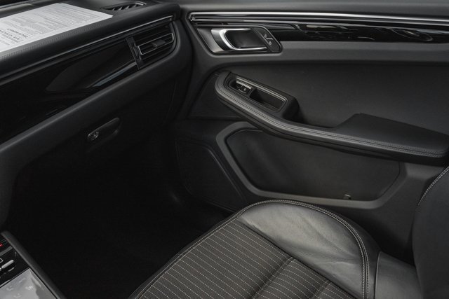 Used 2023 Porsche Macan Turbo image 21
