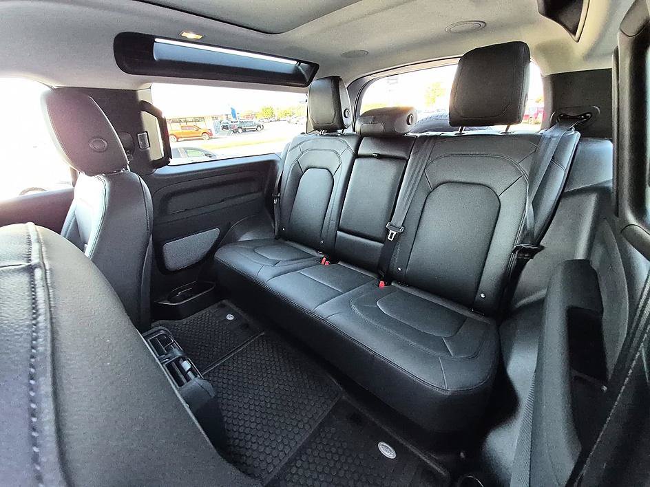 Used 2023 Land Rover Defender 90 SE AWD/4WD image 29