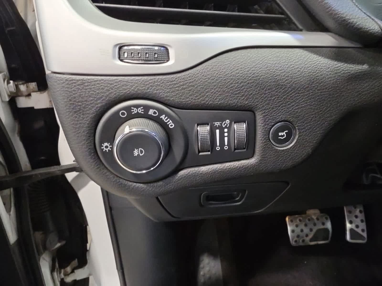 Used 2017 Jeep Cherokee Trailhawk w/ Comfort & Convenience Group AWD/4WD image 20