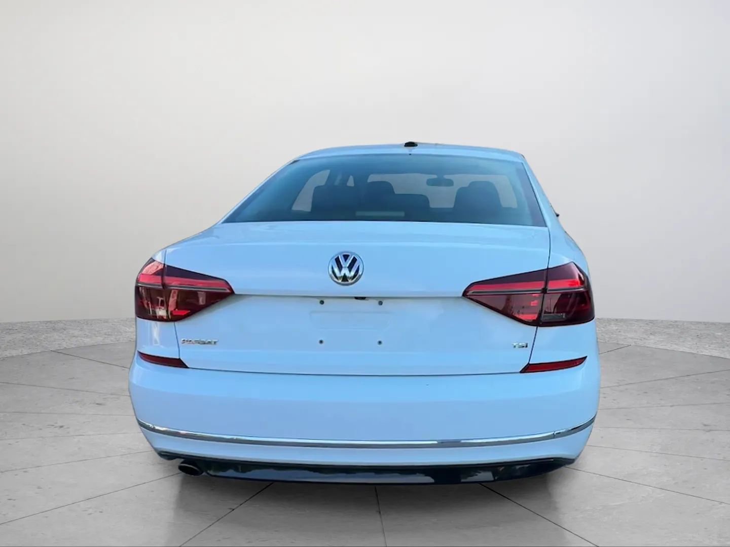 Used 2018 Volkswagen Passat 2.0T R-Line w/ R-Line Lighting Package FWD image 4