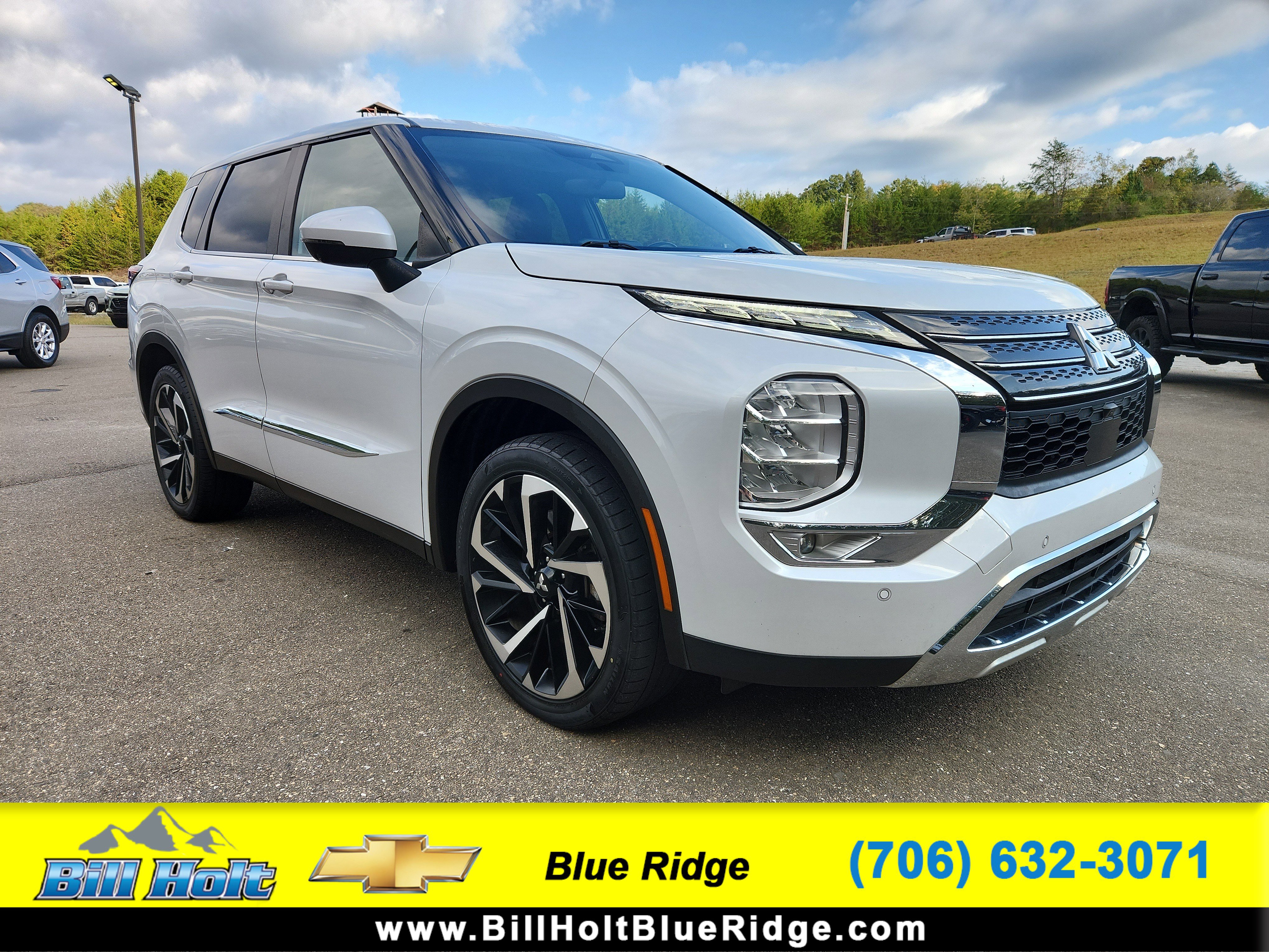 Used 2022 Mitsubishi Outlander SE image 1