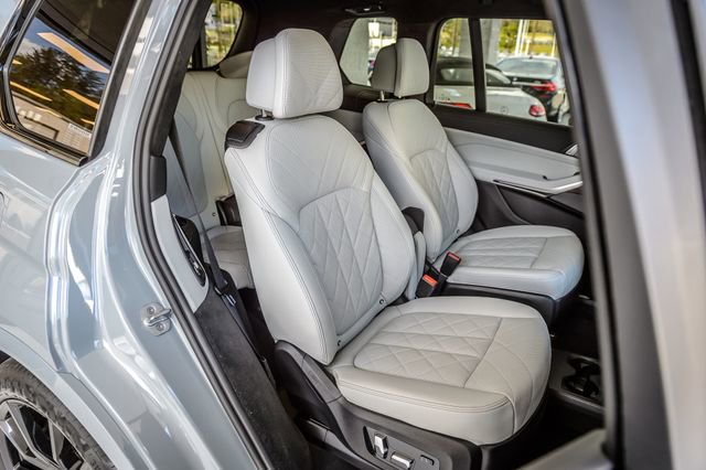Used 2023 BMW X7 xDrive40i w/ M Sport Package image 52