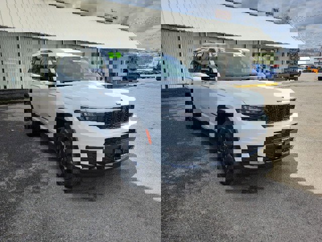 Used 2023 Jeep Grand Cherokee L Laredo AWD/4WD image 5