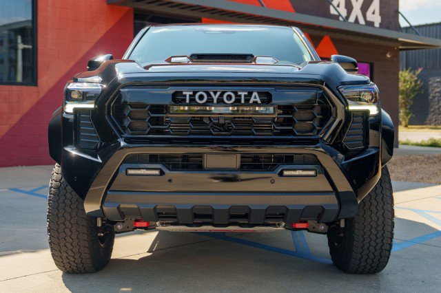 Used 2025 Toyota Tacoma TRD Off-Road image 2