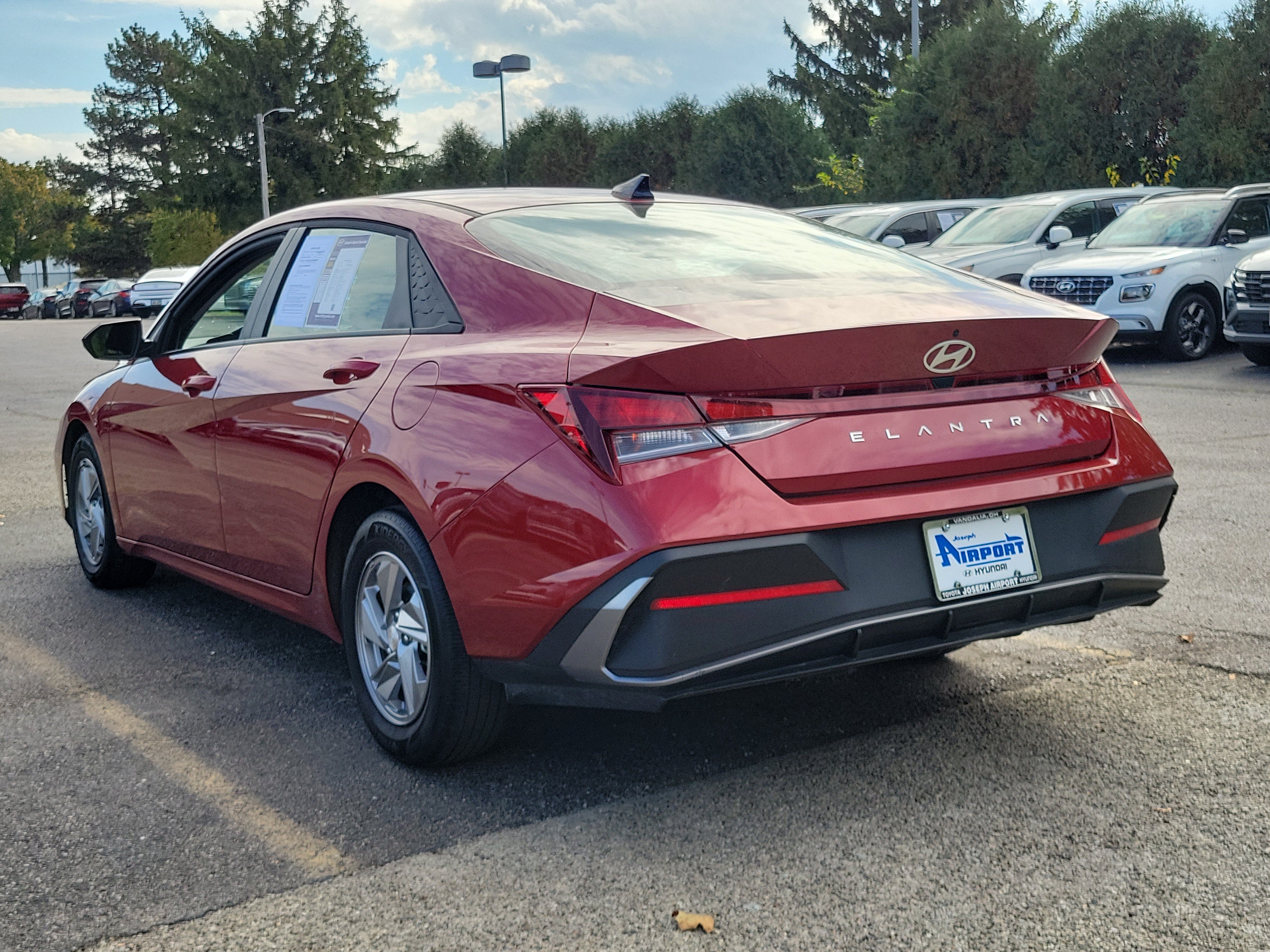 Used 2025 Hyundai Elantra SE FWD image 3