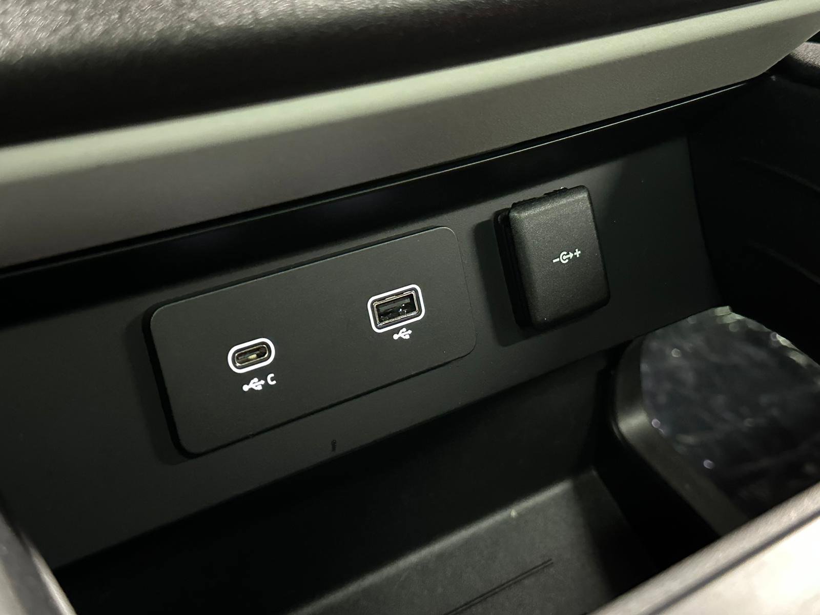 Used 2020 Land Rover Defender 110 First Edition image 41