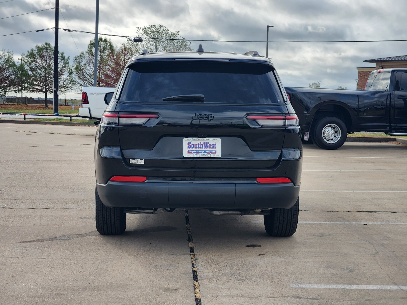 Used 2025 Jeep Grand Cherokee L Altitude RWD image 8