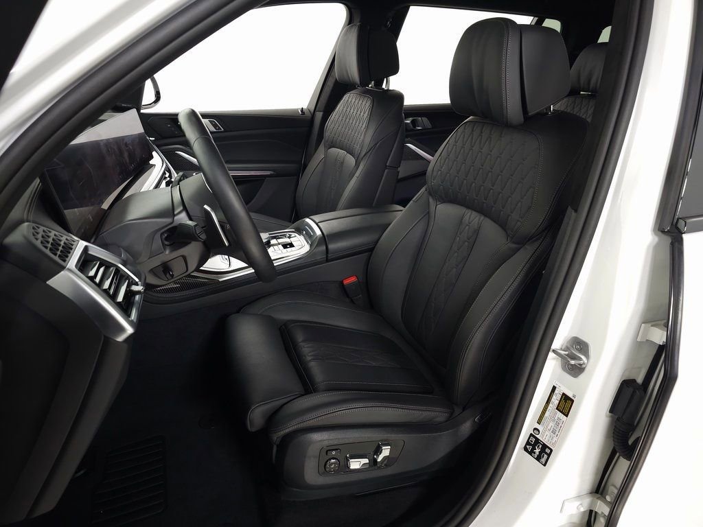 Used 2025 BMW X7 M60i w/ Climate Comfort Package image 19