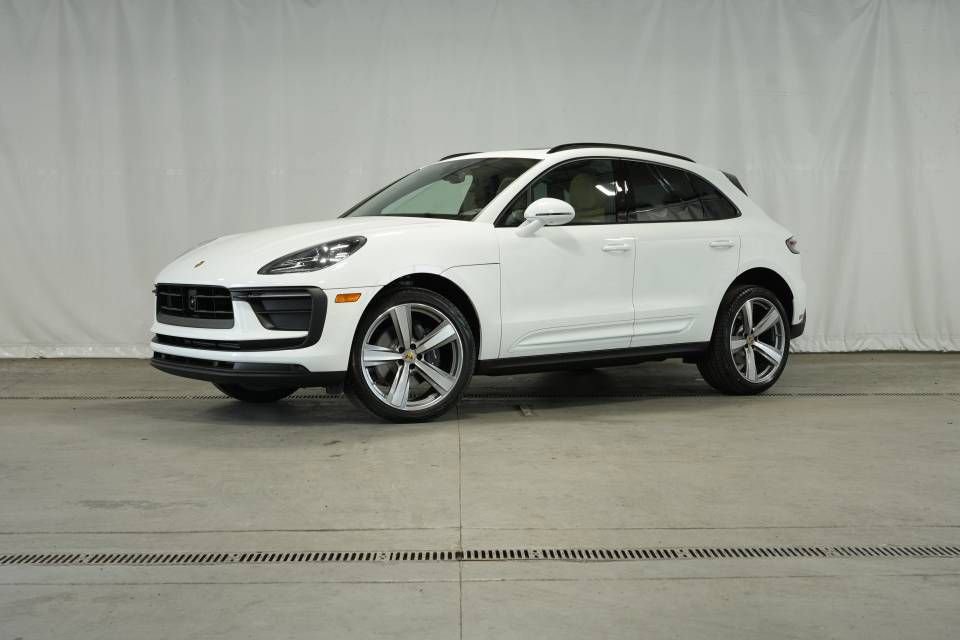 Certified 2025 Porsche Macan AWD/4WD image 1