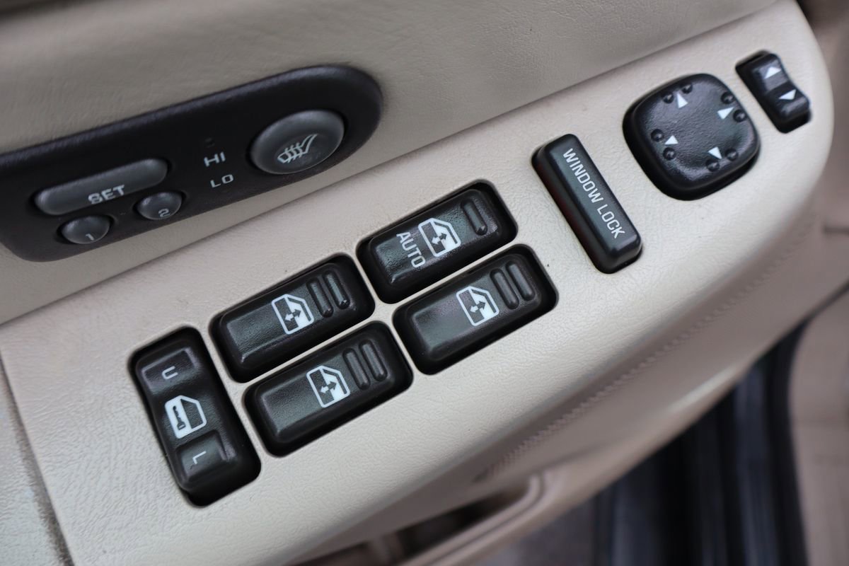 Used 2002 Chevrolet Suburban 2500 LT image 29