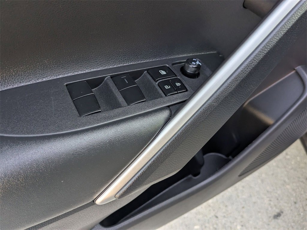 Used 2025 Toyota Corolla Cross LE image 10