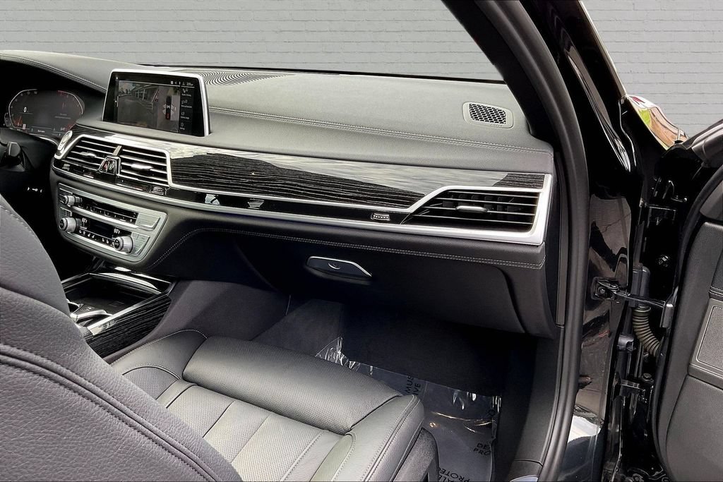 Used 2022 BMW 740i w/ M Sport Package RWD image 16