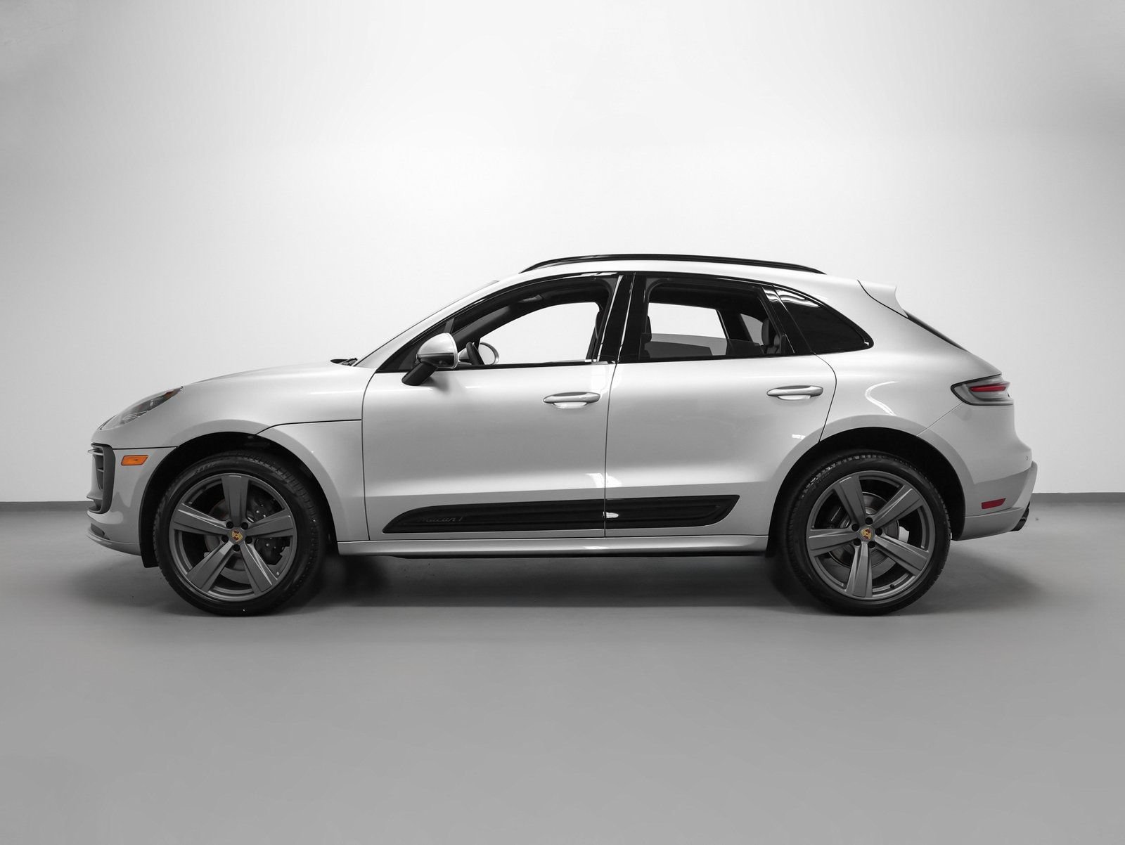 Certified 2026 Porsche Macan Turbo AWD/4WD image 2