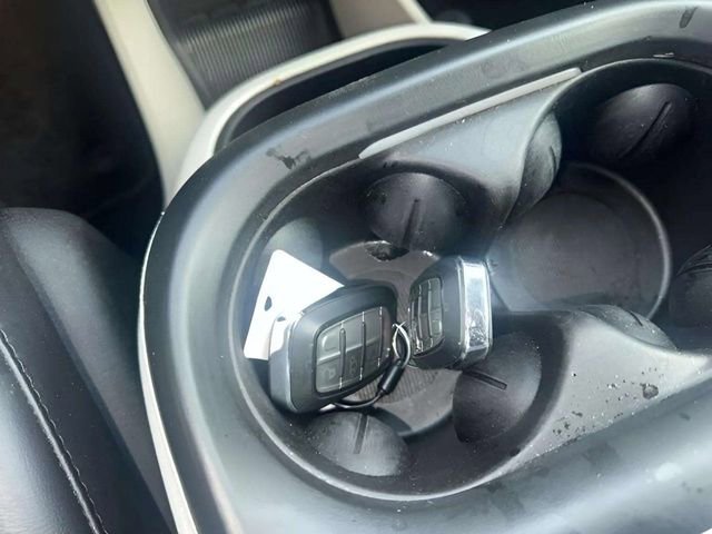 Used 2023 Chrysler Pacifica Touring-L image 15