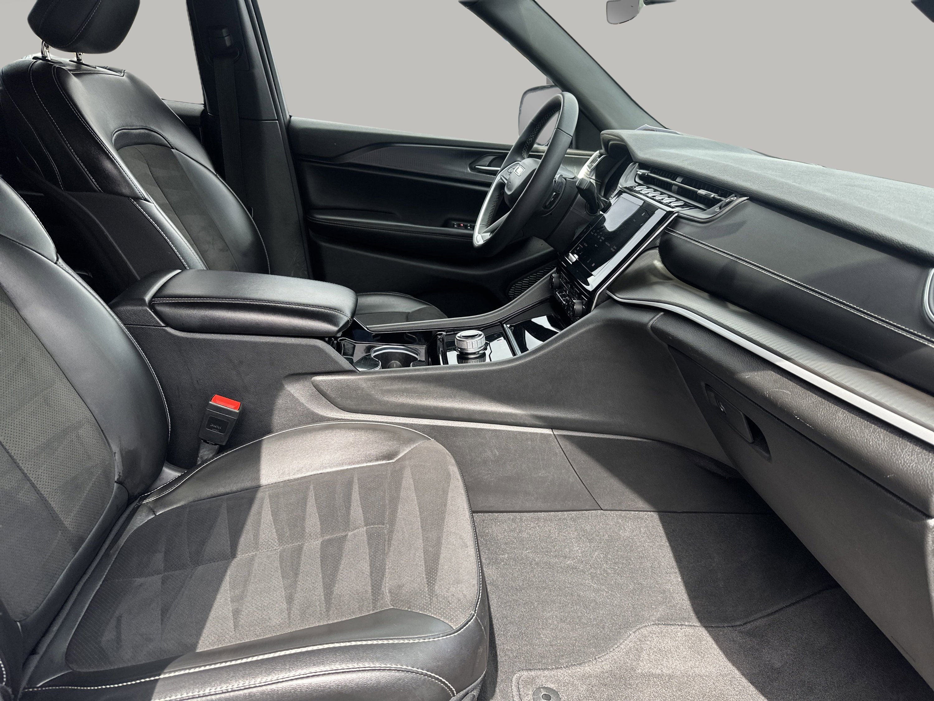 Used 2023 Jeep Grand Cherokee Altitude image 21