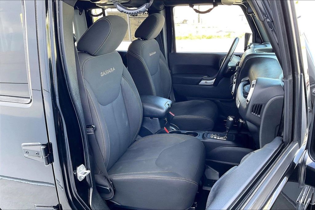 Used 2016 Jeep Wrangler Unlimited Sahara w/ Connectivity Group image 7