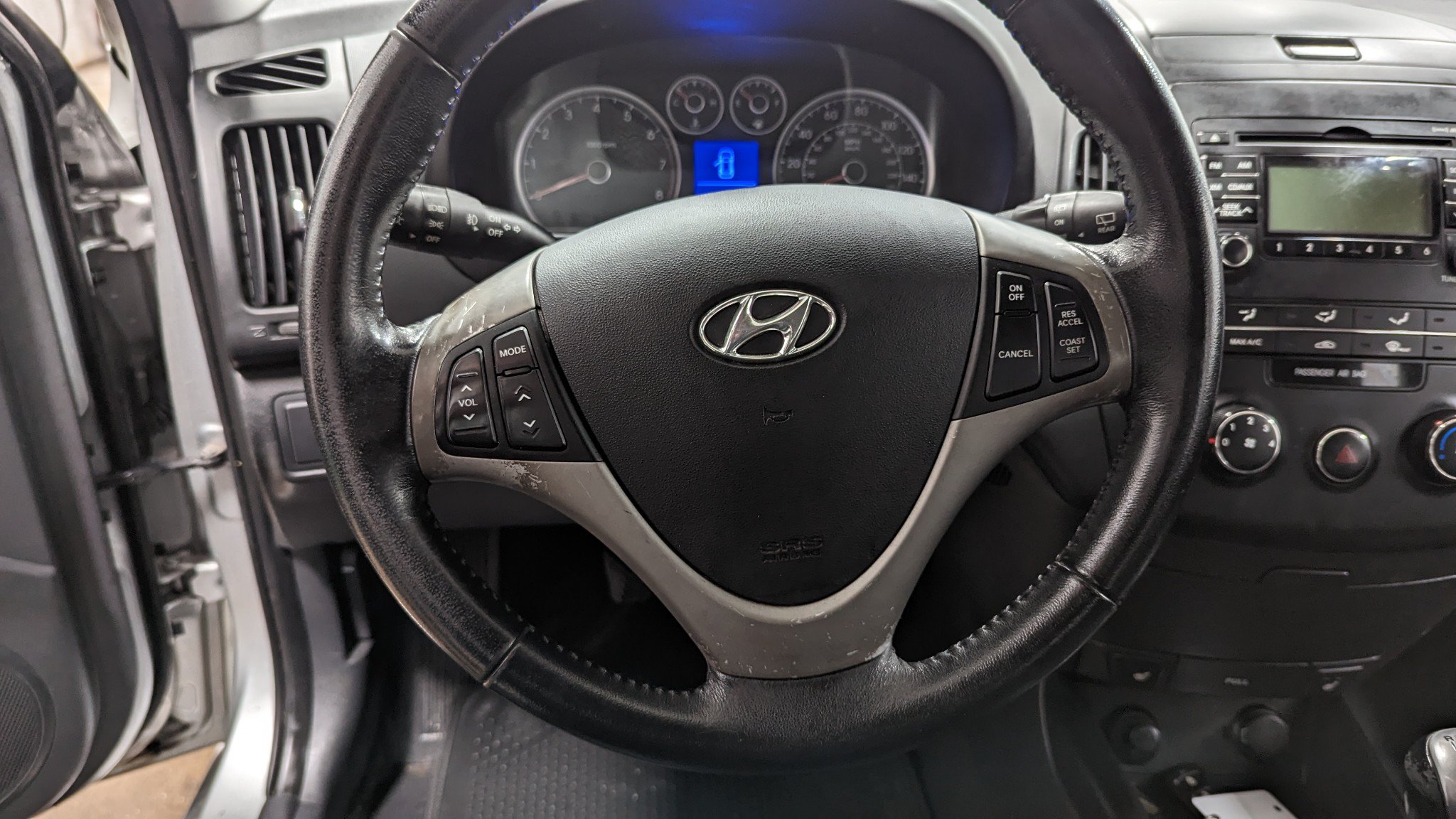 Used 2009 Hyundai Elantra w/ Premium-Sport Pkg 2 FWD image 6
