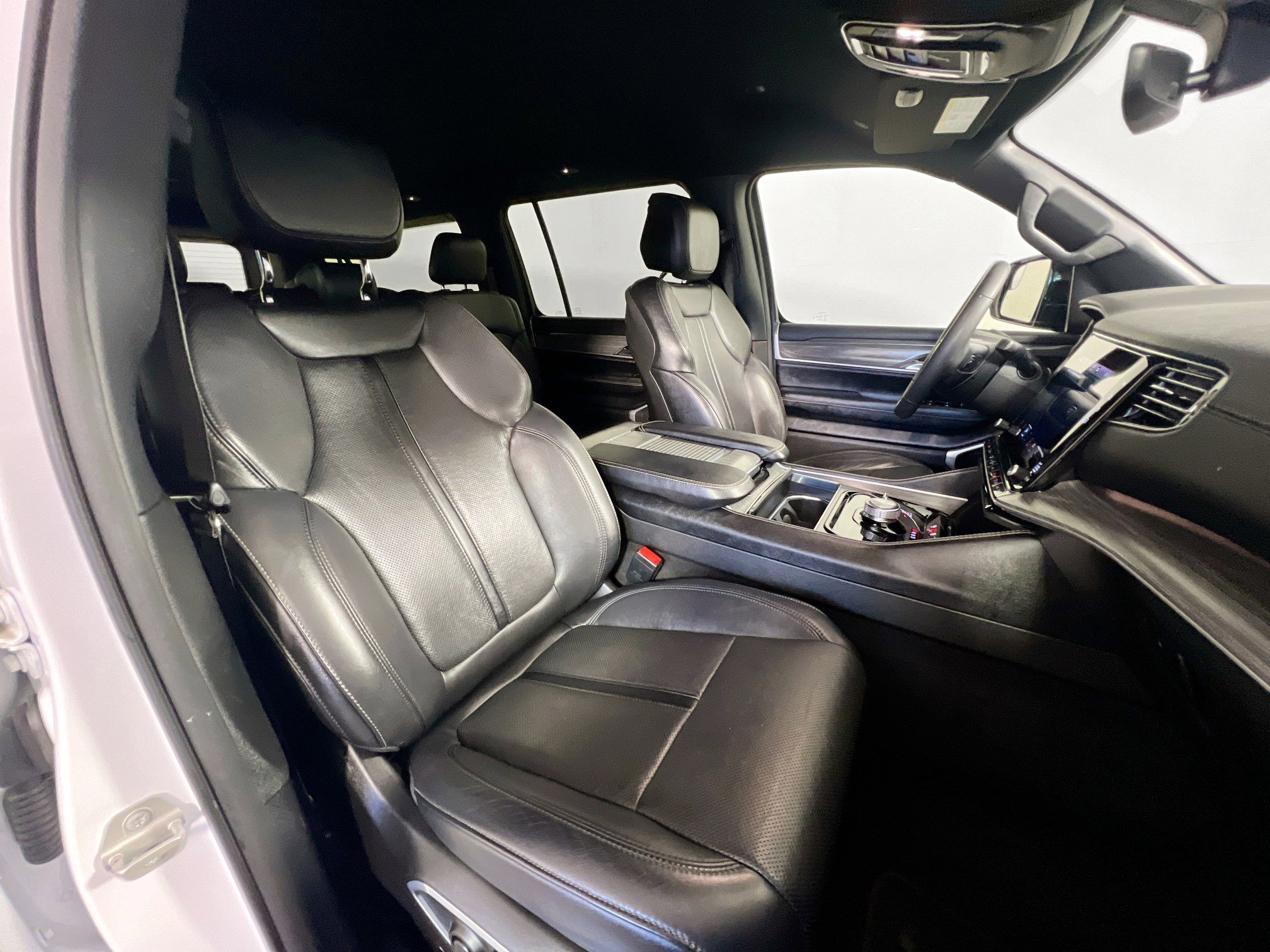 Used 2023 Jeep Wagoneer L Series II image 31