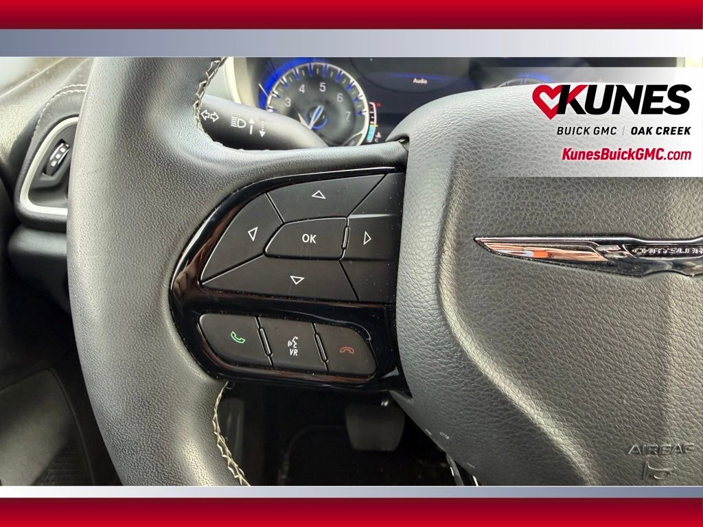 Used 2023 Chrysler Pacifica Touring FWD image 13