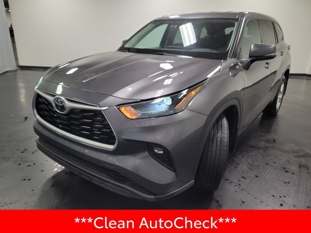 Used 2022 Toyota Highlander LE AWD/4WD image 4