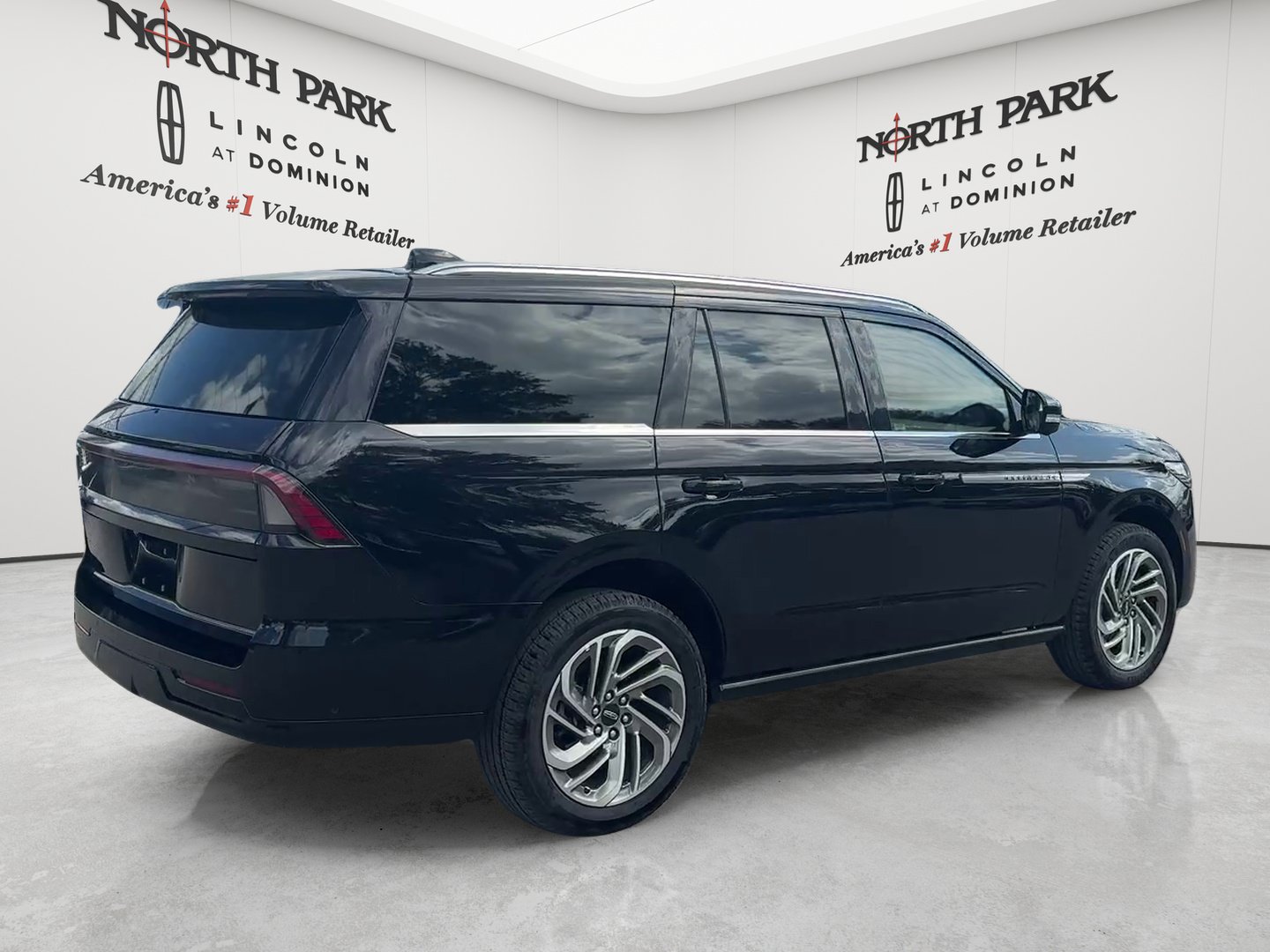 Used 2025 Lincoln Navigator Reserve AWD/4WD image 5