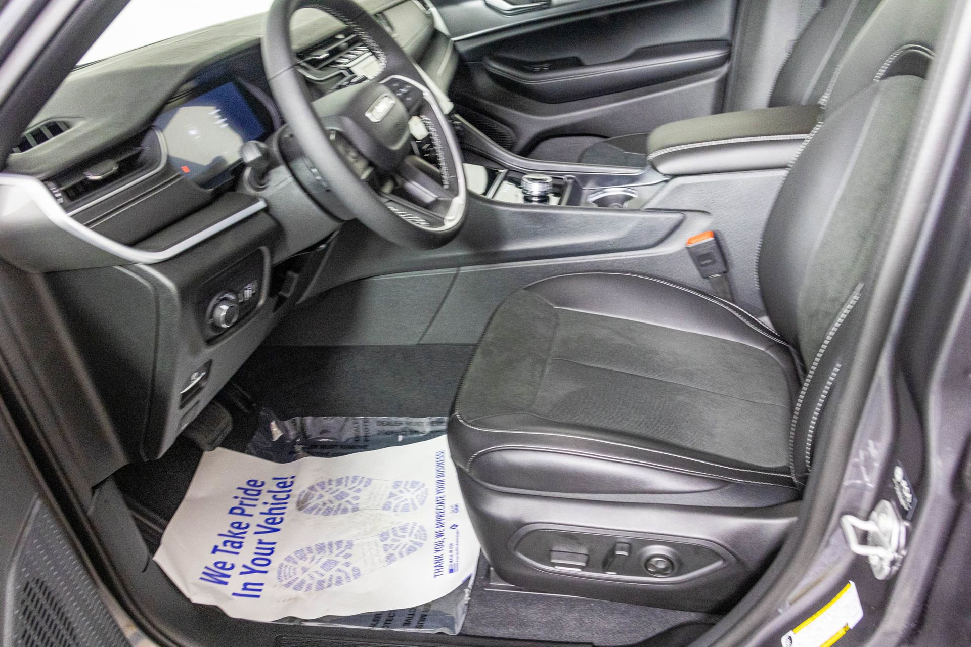 New 2025 Jeep Grand Cherokee Altitude image 15