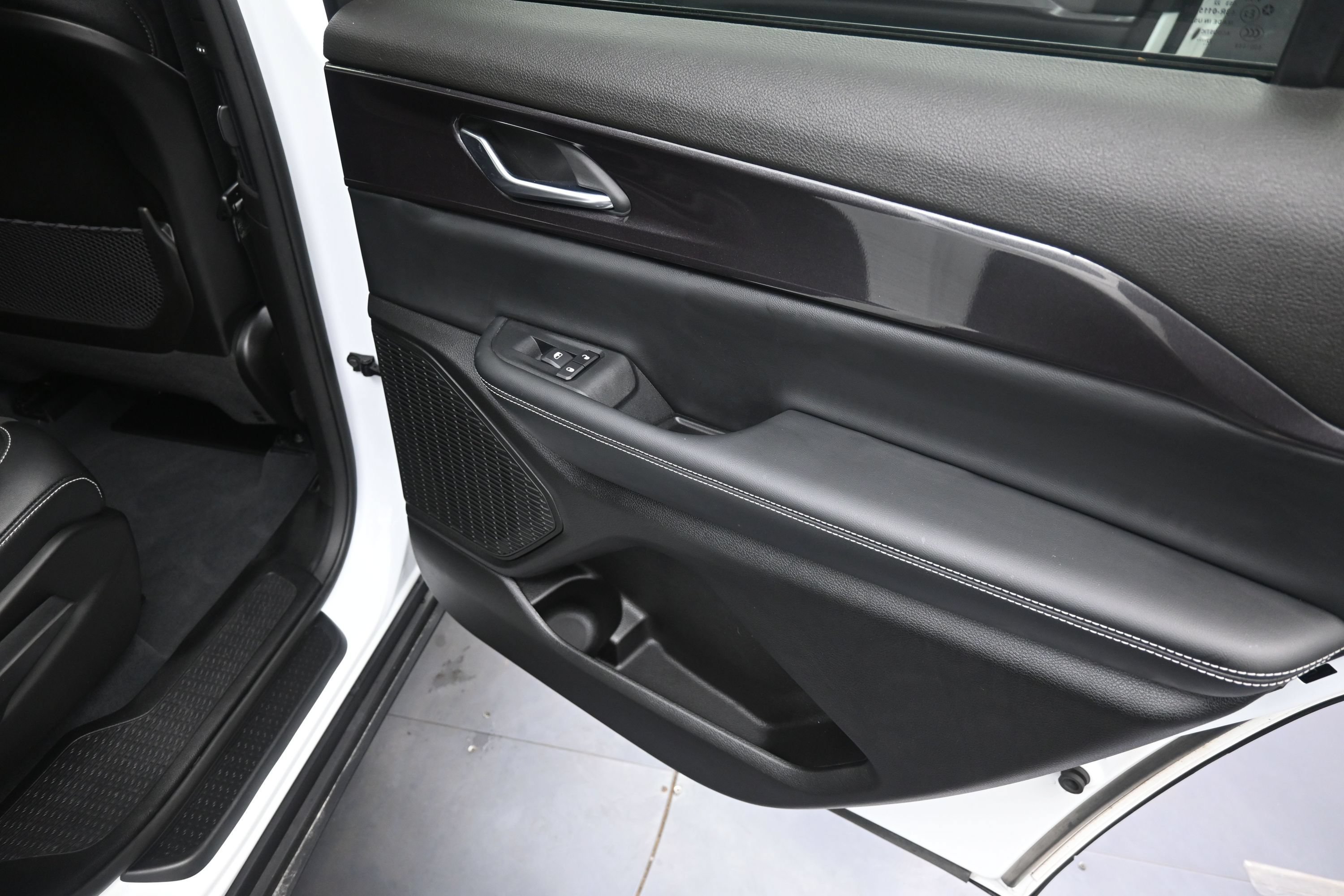 Used 2023 Jeep Grand Cherokee L Laredo AWD/4WD image 43