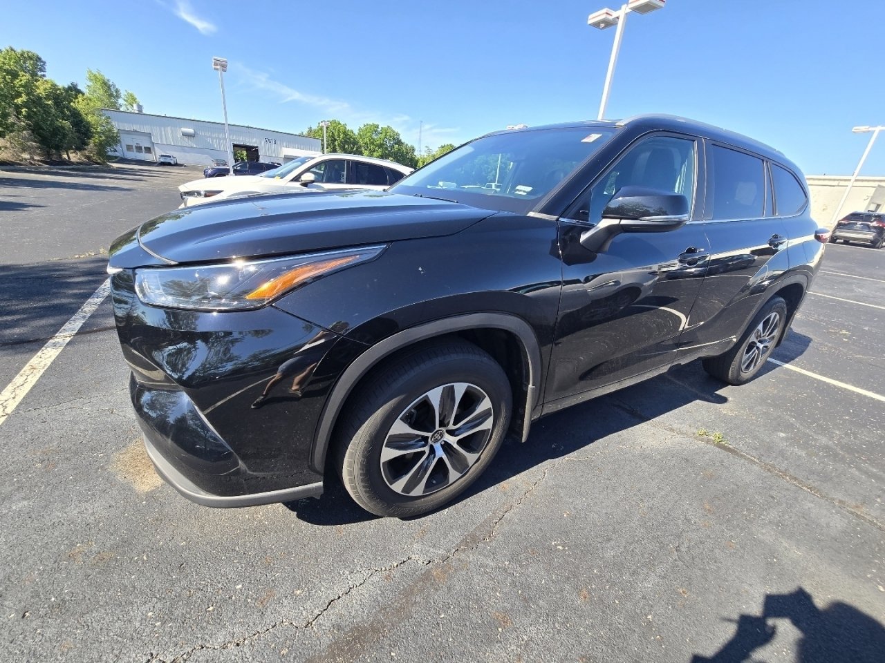 Used 2023 Toyota Highlander XLE AWD/4WD image 4