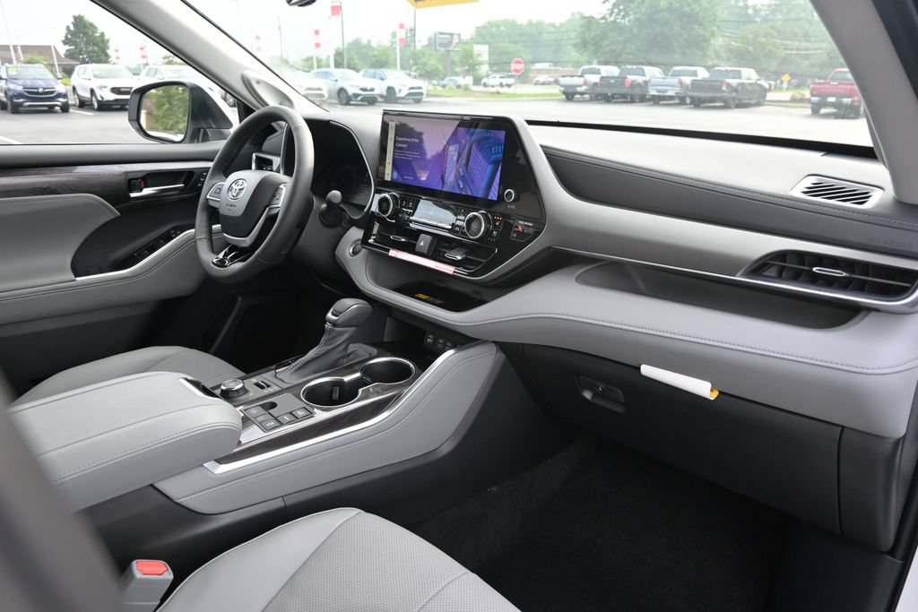 New 2026 Toyota Highlander Limited AWD/4WD image 16