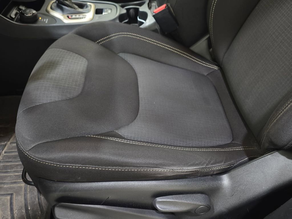 Used 2015 Jeep Cherokee Latitude AWD/4WD image 28