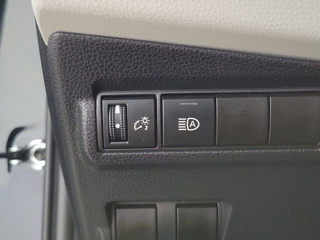 Used 2025 Toyota Corolla Cross L FWD image 23