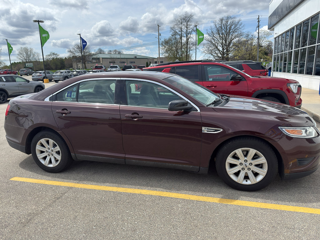 Used 2010 Ford Taurus SE FWD image 2