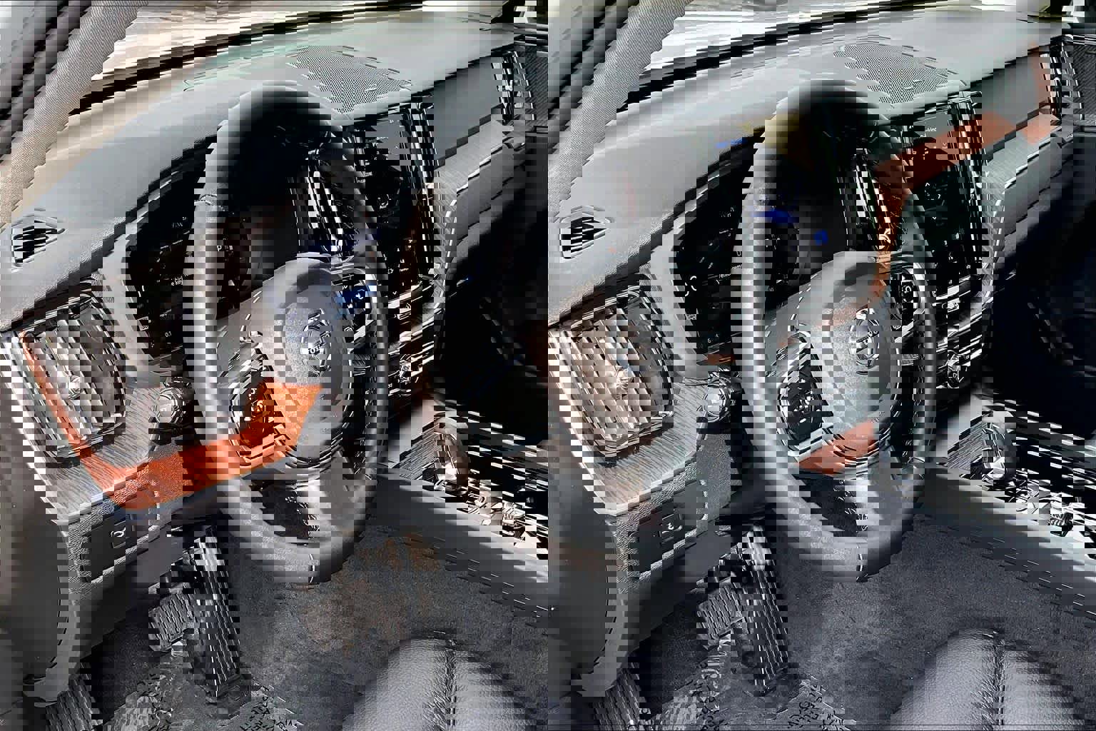 Certified 2024 Volvo XC60 B5 Plus w/ Protection Package Premier image 17