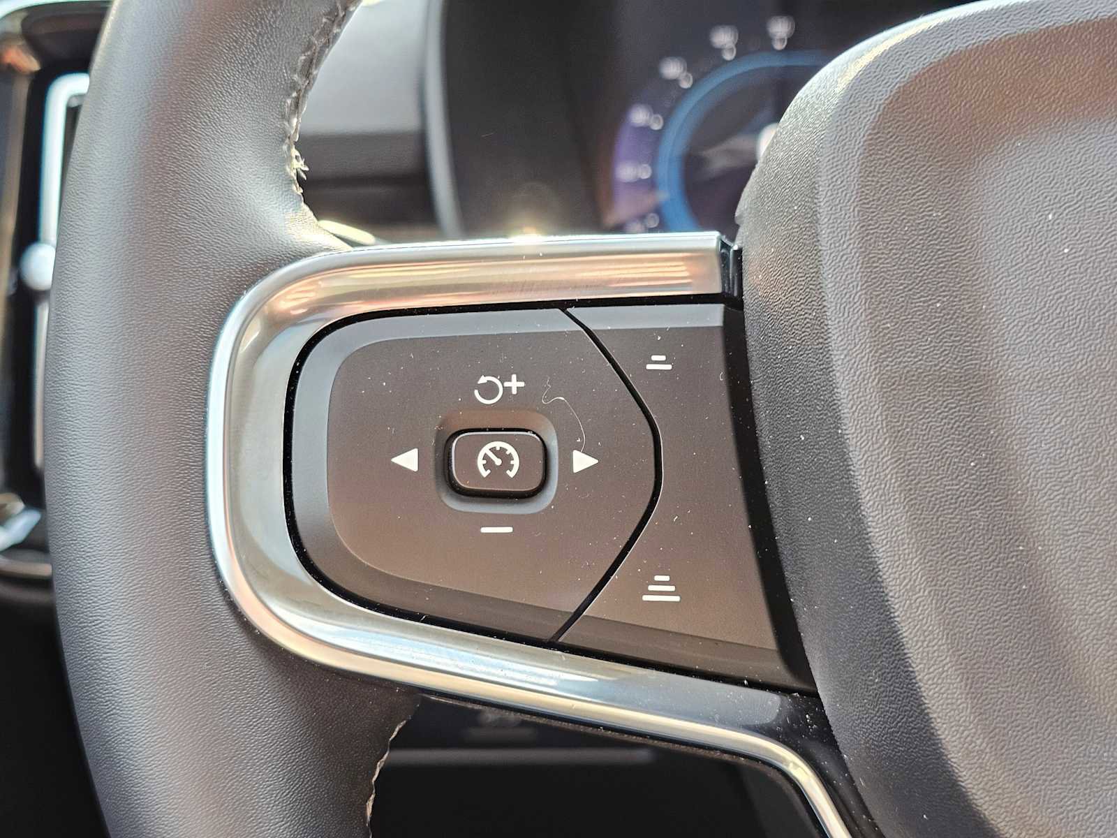 Used 2023 Volvo XC40 B5 Plus w/ Driver Assist Package image 21