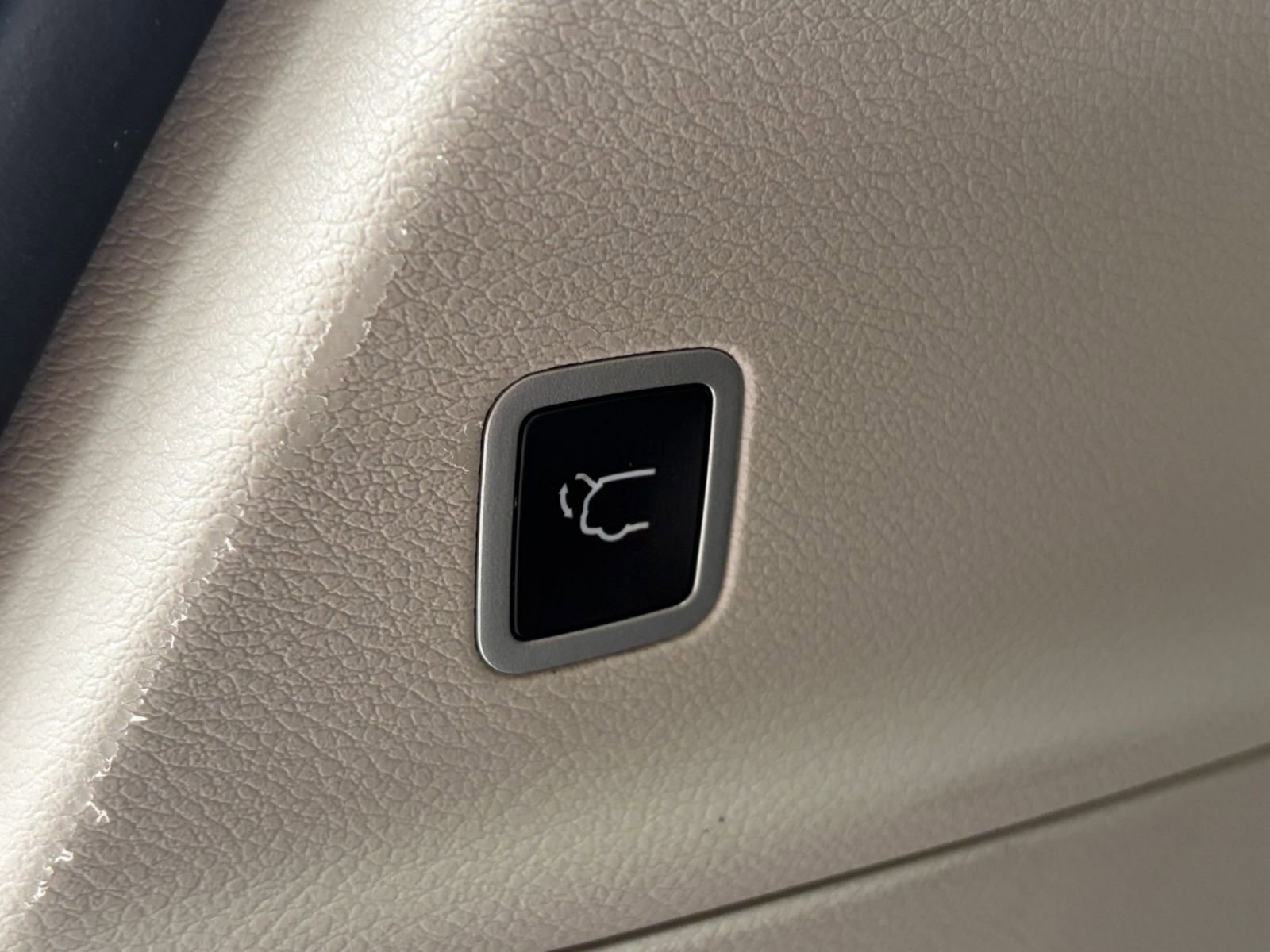Used 2022 Chrysler Voyager LX FWD image 24
