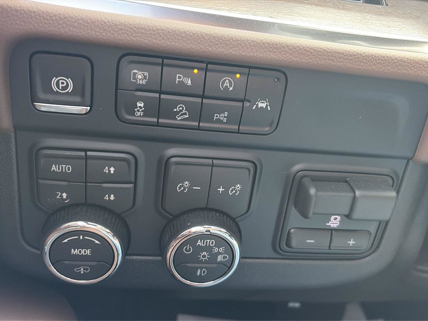 Used 2026 Chevrolet Suburban High Country AWD/4WD image 36