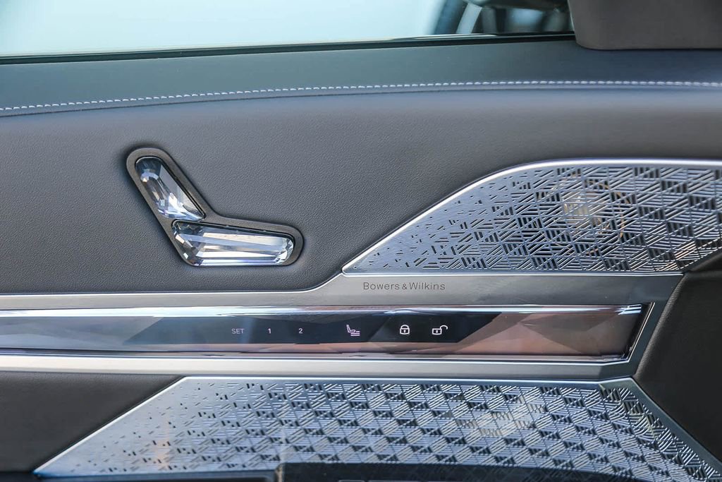 Used 2025 BMW i7 xDrive60 w/ Premium Package image 18