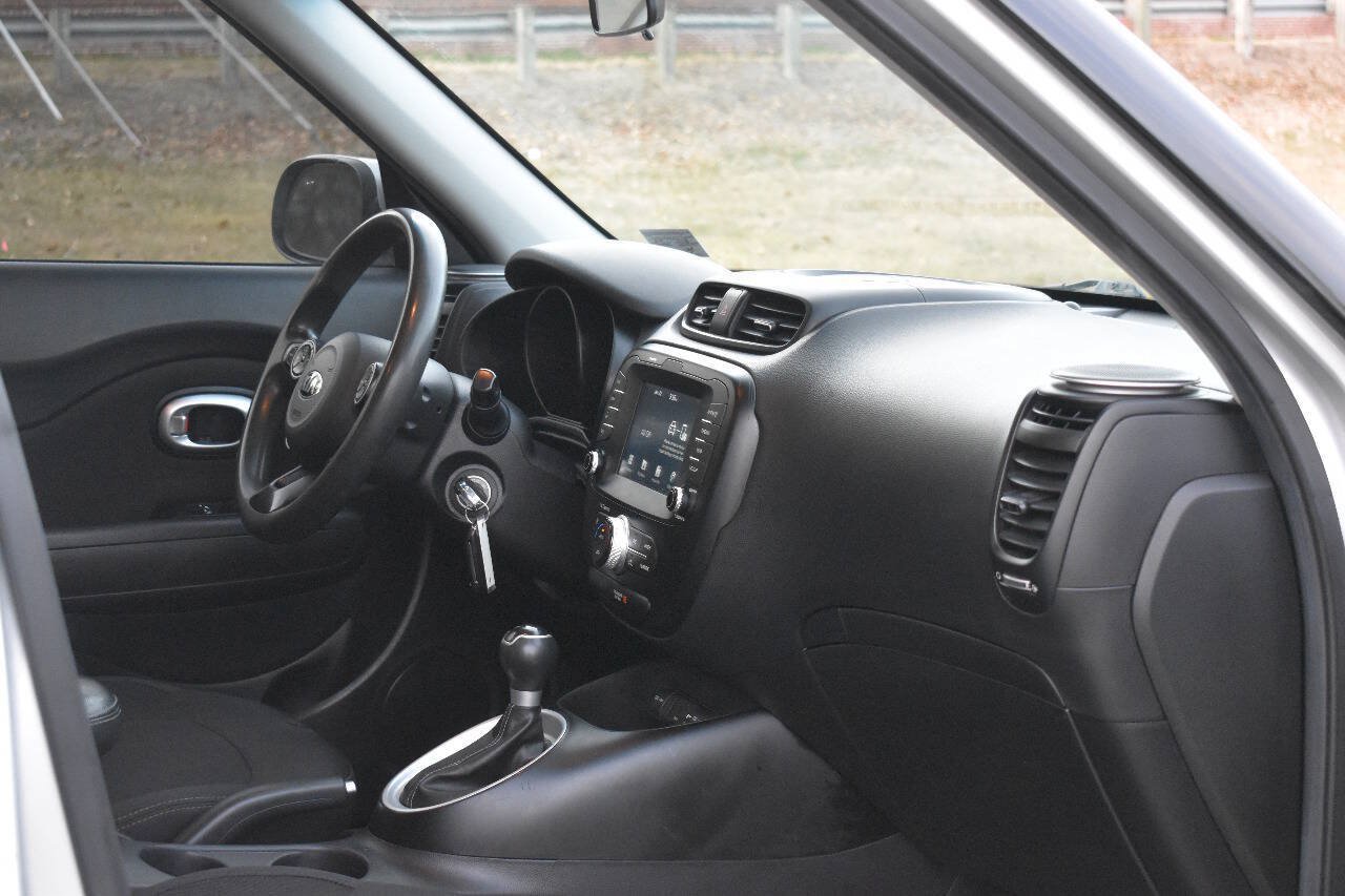 Used 2018 Kia Soul + FWD image 16