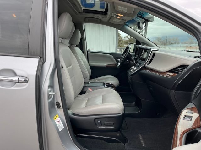 Used 2017 Toyota Sienna Limited FWD image 41