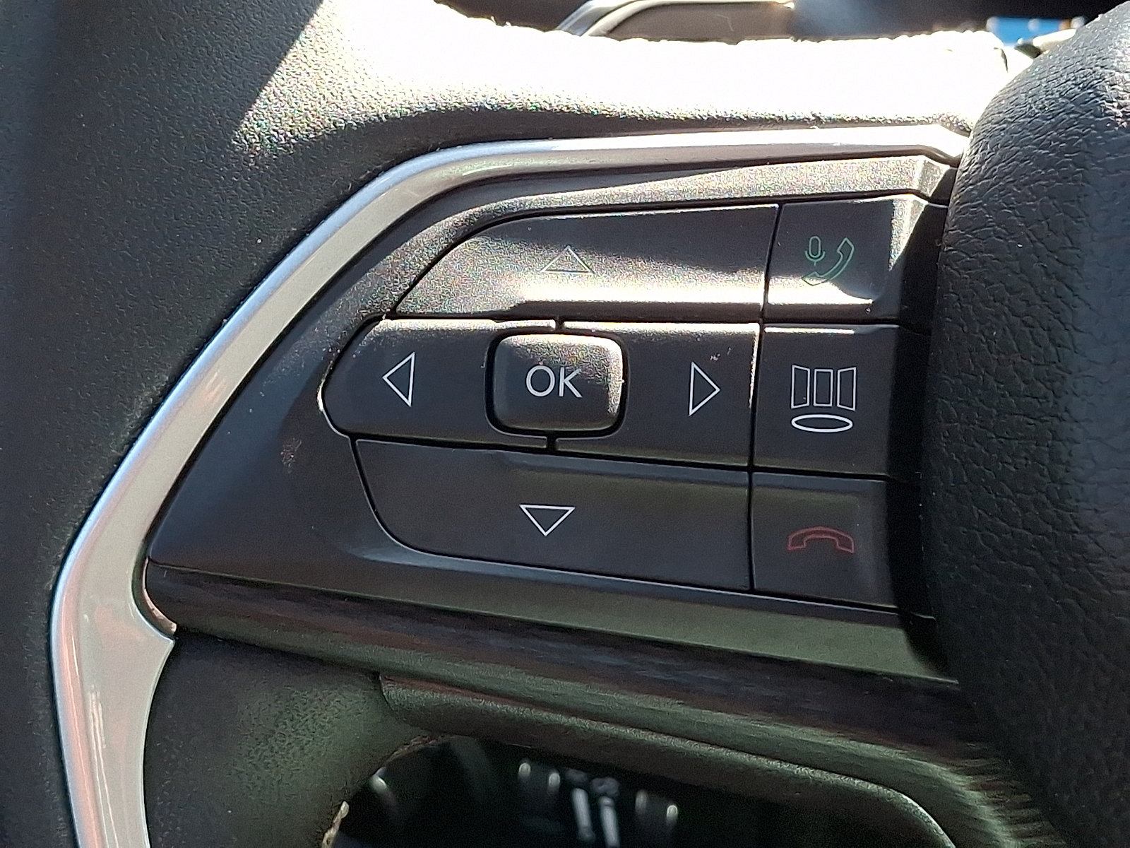 Used 2023 Jeep Grand Cherokee Altitude AWD/4WD image 21