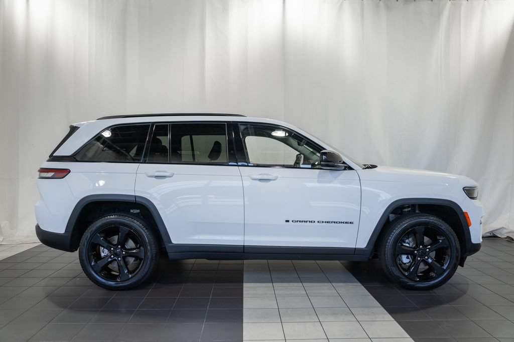 Certified 2023 Jeep Grand Cherokee Limited w/ Black Appearance Package AWD/4WD image 3