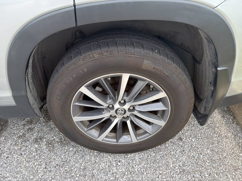 Used 2019 Toyota Highlander XLE AWD/4WD image 17