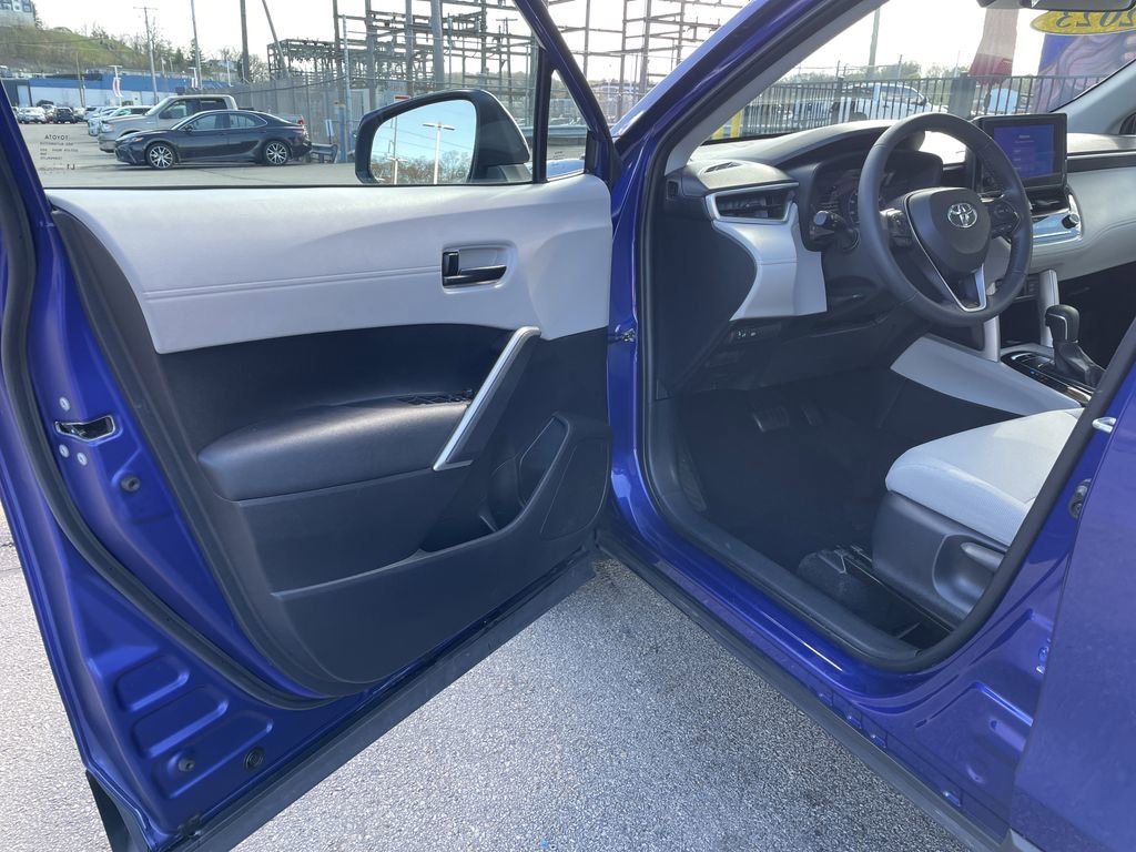 Used 2023 Toyota Corolla Cross LE w/ Moonroof Package AWD/4WD image 14