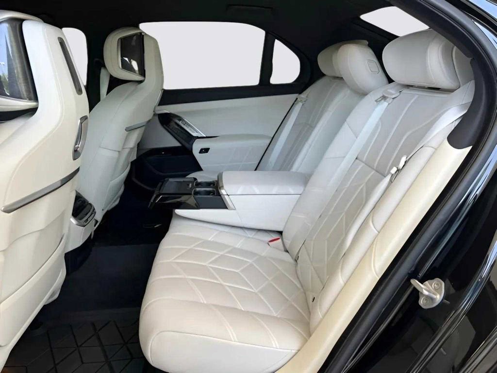 Used 2024 BMW i7 xDrive60 image 27