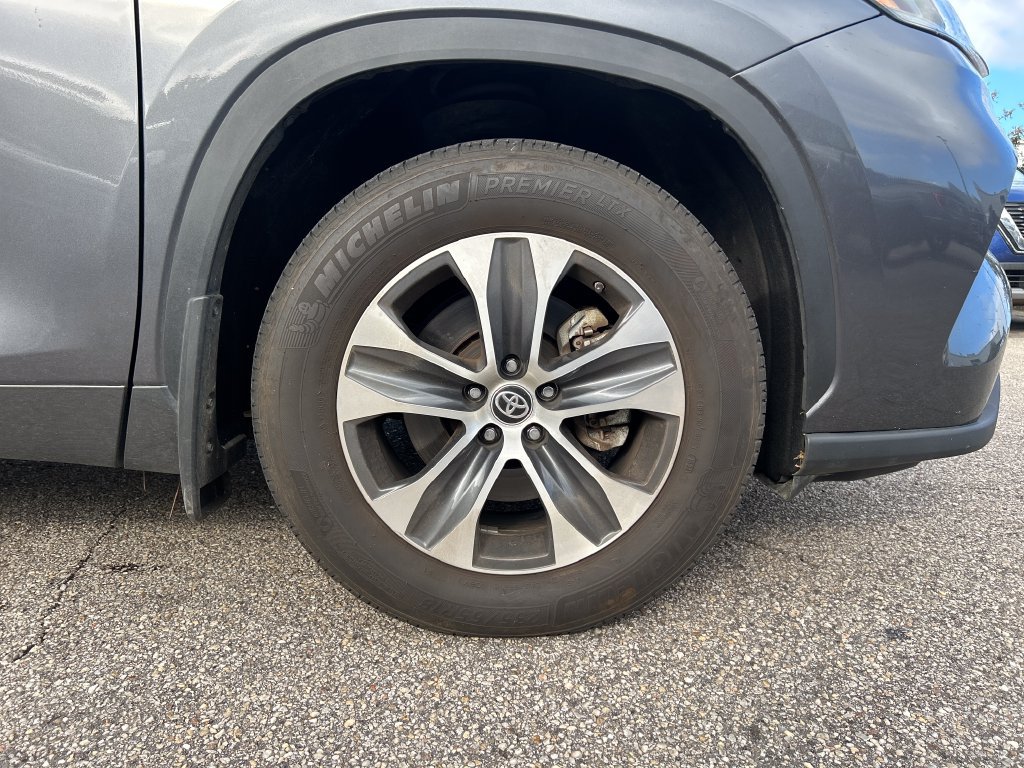 Used 2024 Toyota Highlander XLE FWD image 7