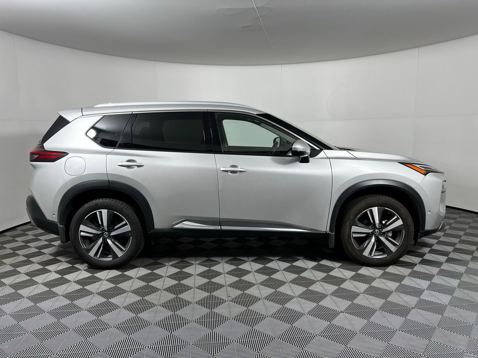 Used 2021 Nissan Rogue Platinum image 4