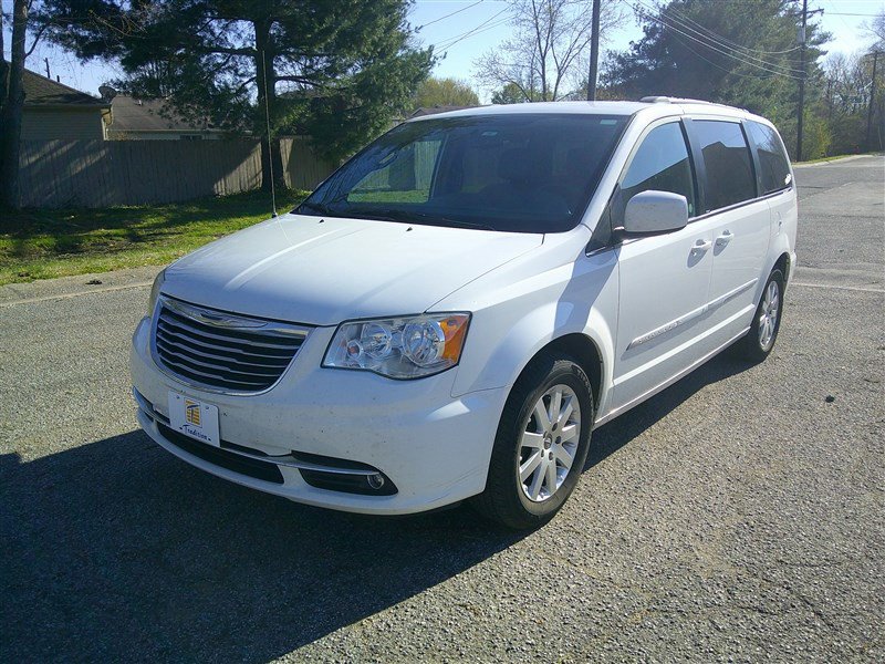 Used 2014 Chrysler Town & Country Touring image 1