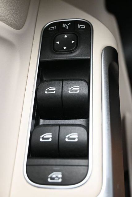 Used 2020 Mercedes-Benz GLB 250 w/ Premium Package image 30