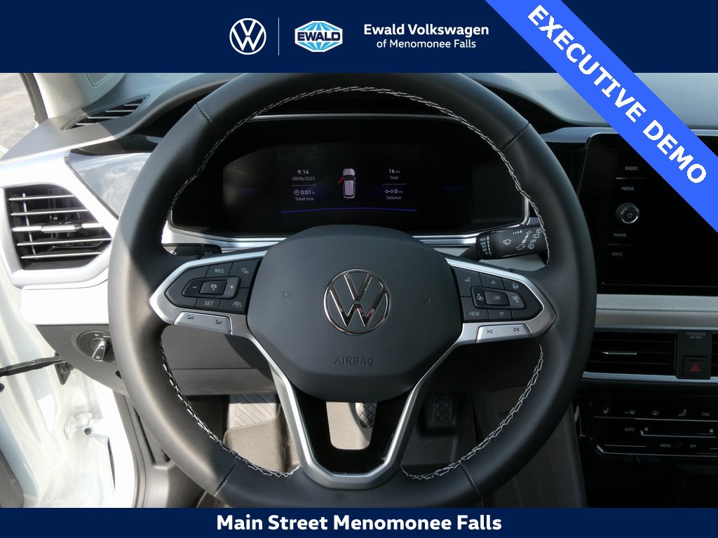 Certified 2025 Volkswagen Taos SE image 4