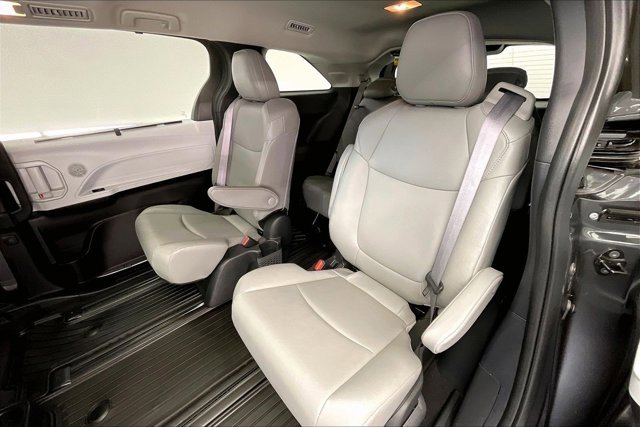 Used 2025 Toyota Sienna XLE image 20